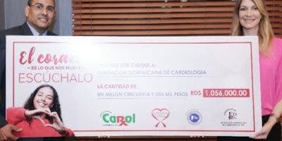 Farmacia Carol  entrega un cheque a una fundación