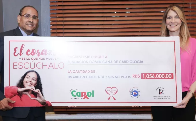 Farmacia Carol  entrega un cheque a una fundación