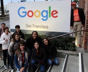 Alci Cruz  junto a los estudiantes que   viajaron a Silicon Valley.