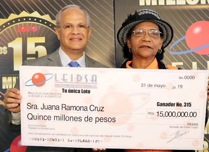 Leidsa entrega 15 millones a Juana Cruz en Santiago