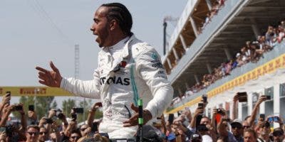 Hamilton triunfa tras grave error de Vettel