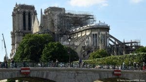 Notre Dame celebra en condiciones precarias su primera misa tras el incendio