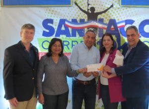 Santiago Corre entrega aportes para salud visual