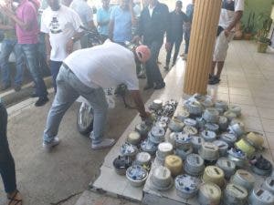 Quitan contadores de viviendas y los llevan a Edenorte en protesta  por tanda de apagones en Piedra Blanca