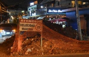 Una excavación en la vía complica la circulación de vehículos.