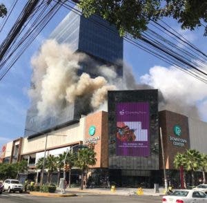 Incendio en plaza comercial Downtown Center