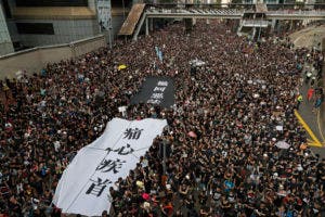 Más de un millón de manifestantes toman las principales avenidas de Hong Kong