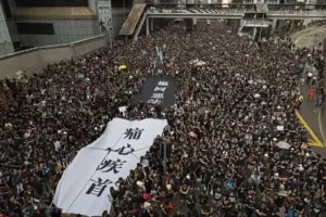 Más de un millón de manifestantes toman las principales avenidas de Hong Kong