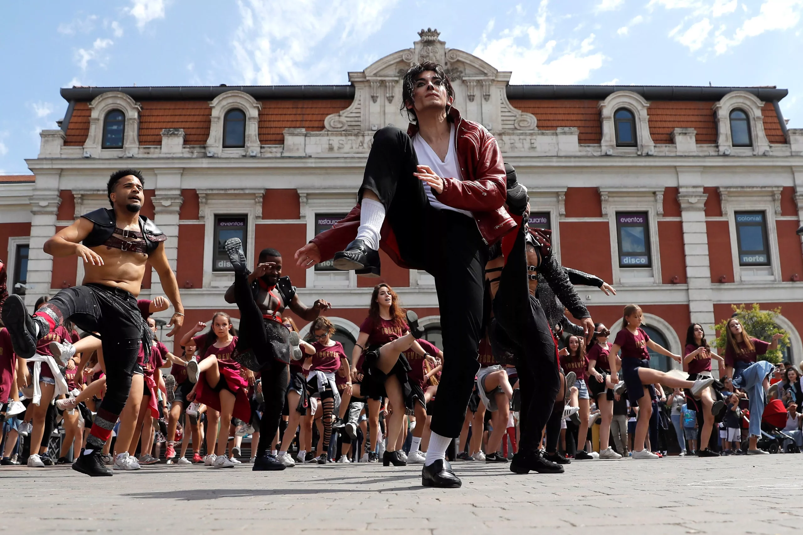 Fans honran a Michael Jackson en su 10º aniversario luctuoso