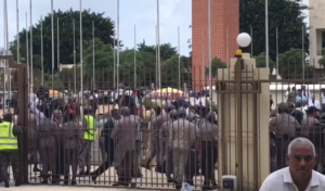 Video: Policía lanza bombas lacrimógena a médicos marcharon al Congreso en rechazo anteproyecto ley Residencias Médicas