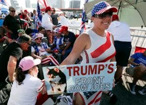 Seguidores de Trump llegaron con varias horas de antelación para estar en primeras filas  (AP Photo/John Raoux).