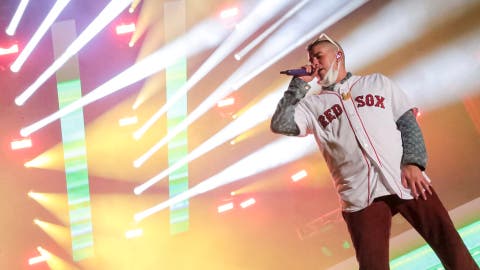 Bad Bunny le rinde homenaje a David Ortiz durante concierto