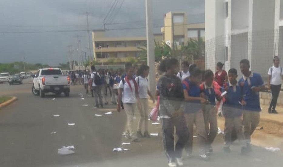 Video: Estudiantes «celebran» fin del año escolar destruyendo cuadernos y rompiendo pupitres