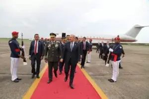 Danilo Medina regresa al país tras participar en reunión del SICA