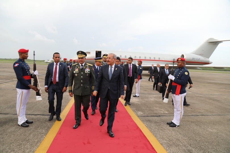 Danilo Medina regresa al país tras participar en reunión del SICA