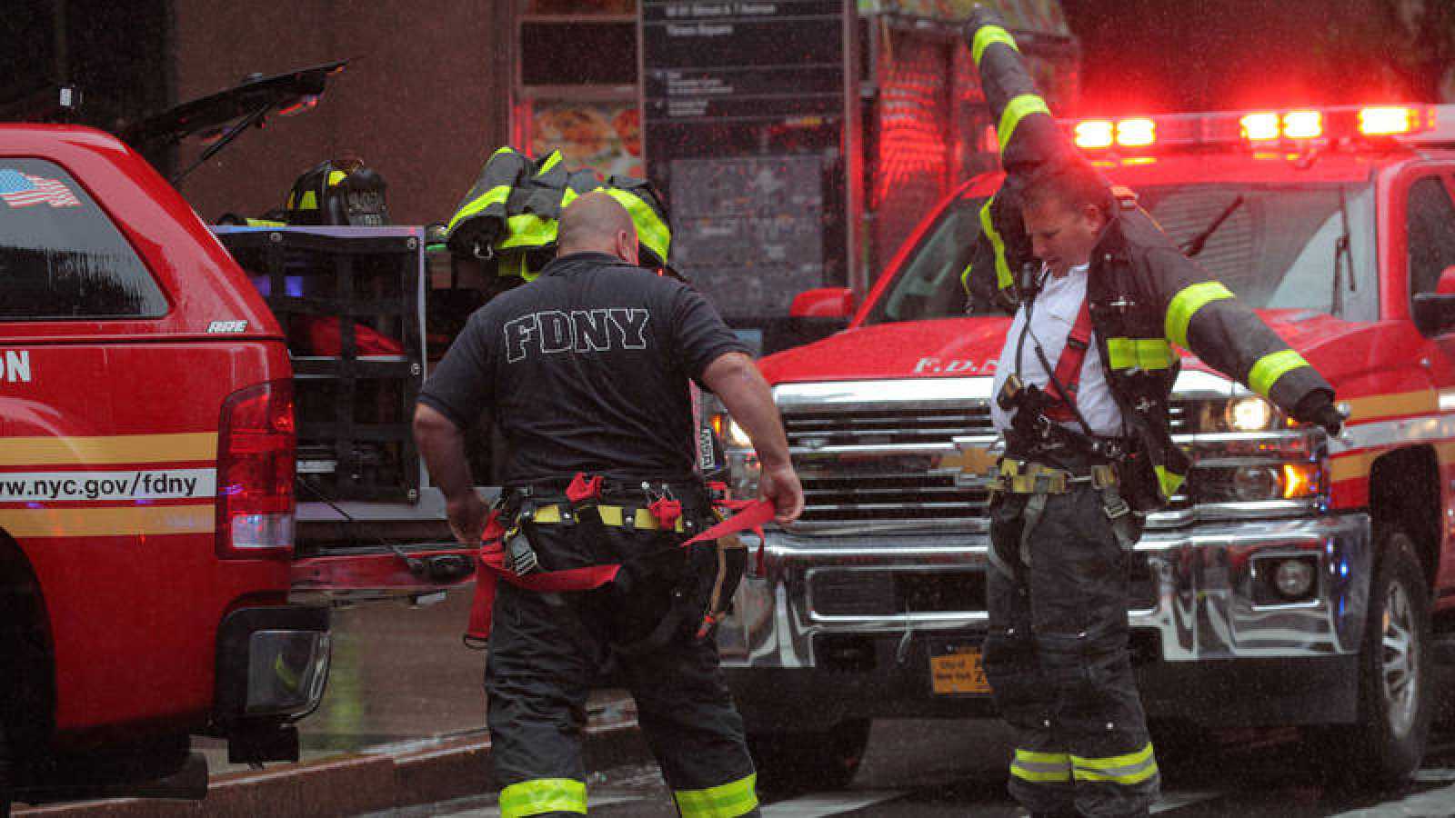 Un muerto al estrellarse helicóptero contra edificio en el centro de Manhattan