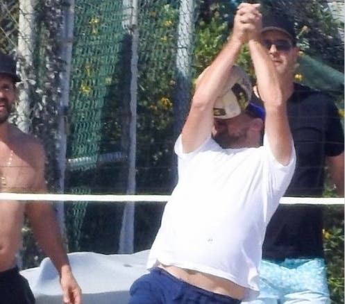 Leonardo DiCaprio recibe un balonazo en la cara durante un partido de voleibol