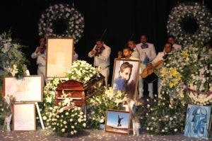 Un grupo de mariachis toca durante un homenaje de cuerpo presente a la actriz Edith González, este viernes, en el teatro Jorge Negrete de Ciudad de México (México). Familiares, amigos, compañeros y admiradores despidieron este viernes con muestras de cariño a la actriz Edith González, quien falleció el día anterior víctima de un cáncer, en el teatro Jorge Negrete de Ciudad de México. EFE