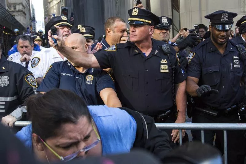 Detienen a 70 activistas medioambientales en protesta frente a The New York Times