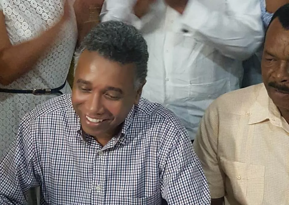 Félix Bautista inscribe su precandidatura a senador por San Juan