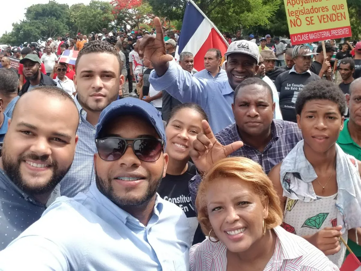 Leonelistas marchan al Congreso en contra de una nueva reforma constitucional