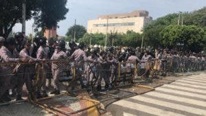 Militares y policías utilizan unidades caninas para revisar usuarios del Metro en estación próxima al Congreso (por si acaso)