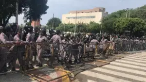 Militares y policías utilizan unidades caninas para revisar usuarios del Metro en estación próxima al Congreso (por si acaso)