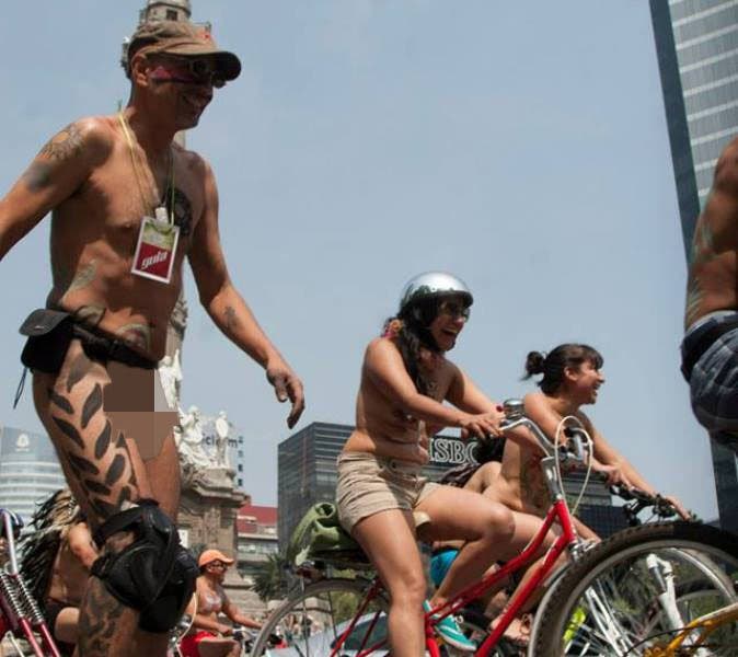 Ciclistas circulan desnudos por Ciudad de México reclamando seguridad vial
