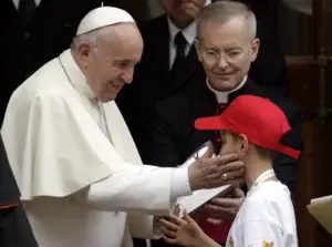 El papa conversa con 400 niños italianos, afectados por tragedias