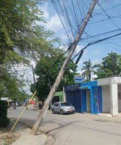 Poste del tendido eléctrico atemoriza moradores en sector Pumac de Villa Mella; piden a Edeste corregir problema