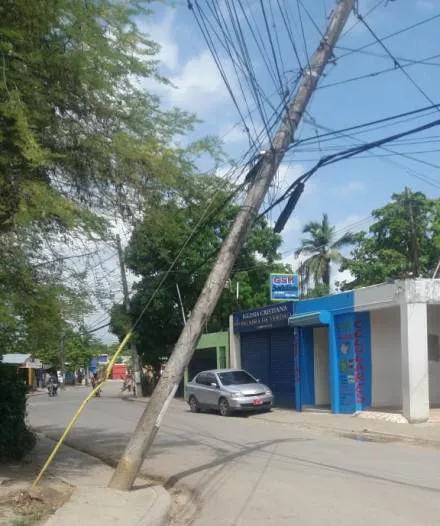 Poste del tendido eléctrico atemoriza moradores en sector Pumac de Villa Mella; piden a Edeste corregir problema