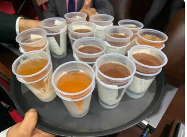 Diputados sustituyen tazas de porcelana por vasos plásticos (por si acaso)