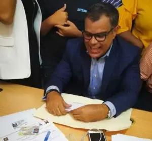 Senador Tommy Galán inscribe precandidatura en PLD