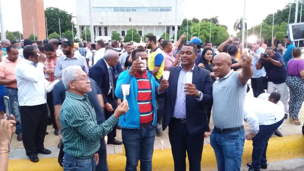 Encienden velas frente al Congreso Nacional en rechazo a la reforma constitucional