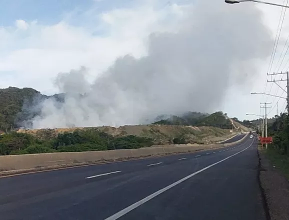 Desconocidos le prenden fuego otra vez al vertedero municipal de Puerto Plata