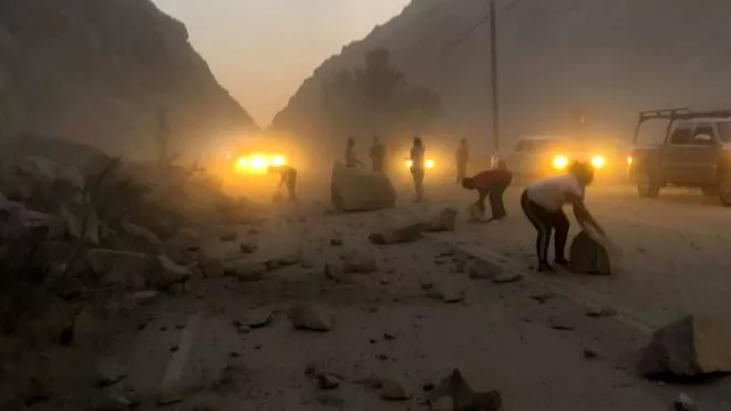 Un deslizamiento de tierra después del terremoto provocó el cierre de una carretera cerca de Ridgecrest, que ya fue reabierta.