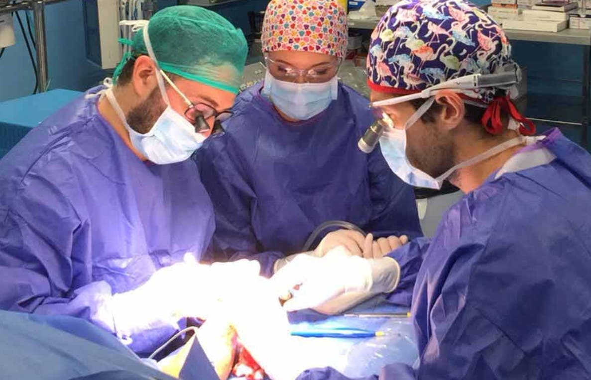 Cirujanos levantan suspensión de servicios a las ARS
