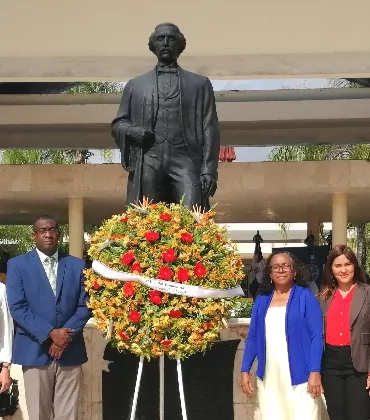 UASD realiza ofrenda floral por el  Día del Economista