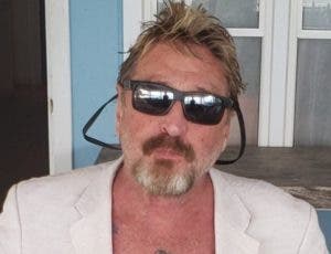 Hallan muerto a John McAfee en su celda de una prisión en Barcelona