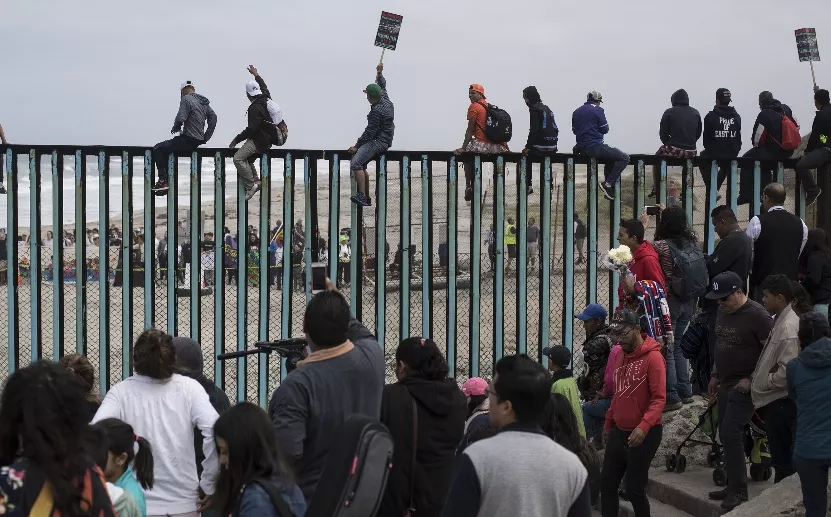 Los centroamericanos entran en caravana a Estados Unidos.