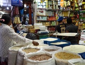 Comerciantes reclaman haya equidad en sueldos