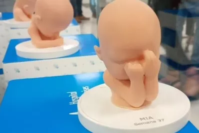 Invidentes pueden tocar sus bebés en escultura