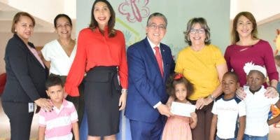 Voluntariado entrega un donativo a fundación Facci