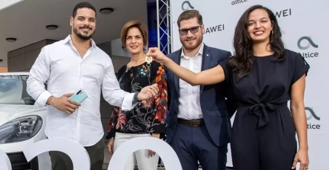 Huawei y Altice entregan premio Porsche Macan 2019