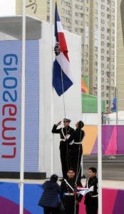 Izamiento de la bandera dominicana ayer en Lima, Perú.