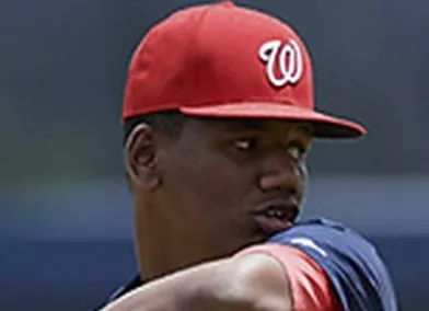 El derecho Elvis Alvarado pasó a los Marineros de Seattle.