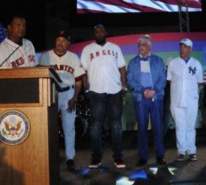 Pedro Martínez agradece el reconocimiento y demanda seguridad para las grandes figuras del béisbol en el país.