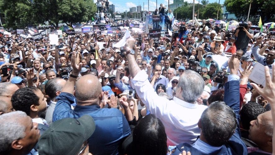 Luis Abinader concentró a miles de personas frente al Congreso Nacional en rechazo a una modificación constitucional.