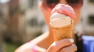 La joven que lamió el helado y lo devolvió a la estantería en un video viral se enfrenta a hasta 20 años de cárcel