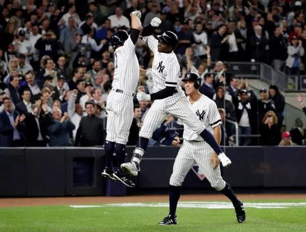 Yanquis acaban más líderes; Medias Rojas mejoran; emociones en Texas